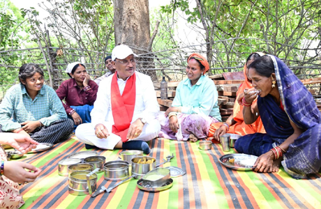 मुख्यमंत्री को श्रमिकों का न्यौता : साथ बैठकर खायी बोरे-बासी आमा चटनी