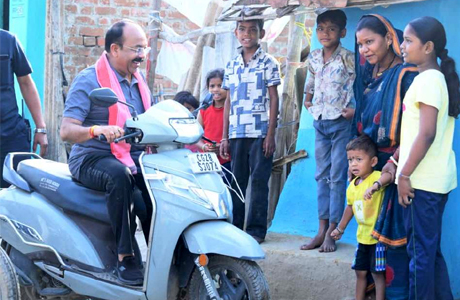स्कूटी पर निकले उप मुख्यमंत्री साव, नगर भ्रमण कर विकास कार्यों का लिया जायजा