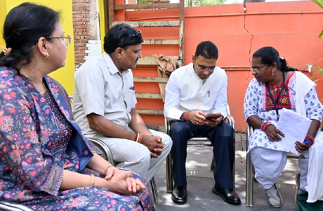 बलौदा बाजार में कलेक्टर खुद बने प्रगणक, किया डिजिटल जनगणना में सहयोग