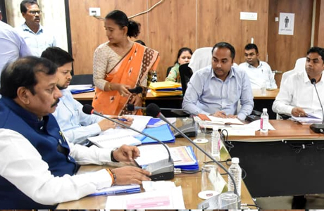 एक पेड़ माँ के नाम तो एक सोखता संतान के नाम”: सांसद विजय बघेल