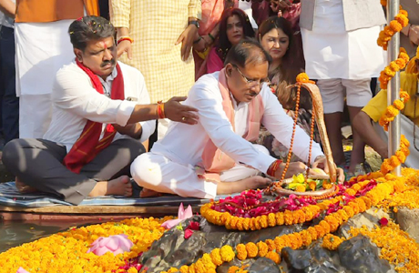 मुख्यमंत्री साय ने पंडरिया के जलेश्वर महादेव धाम में किया जलाभिषेक