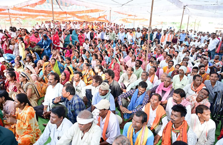कमरौद में बरगद के नीचे लगी सीएम की चौपाल, ग्रामीणों से किया संवाद