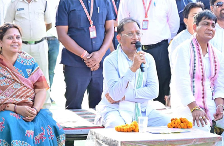 कमरौद में बरगद के नीचे लगी सीएम की चौपाल, ग्रामीणों से किया संवाद