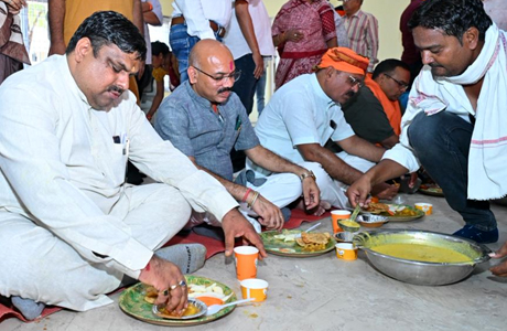 श्रमिक दिवस पर सेवा सदन में सामूहिक भोजन एवं संवाद कार्यक्रम
