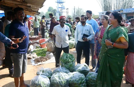 सिलफिली बाजार पहुंची महिला बाल विकास मंत्री, किया सीधा संवाद