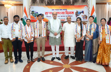 विभिन्न क्षेत्रों में उत्कृष्ट कार्य करने वाले गुमनाम नायकों का लोकभवन में हुआ सम्मान