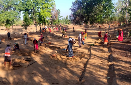 मनरेगा से बन रहा नया तालाब, 16 परिवारों को मिलेगा सहारा