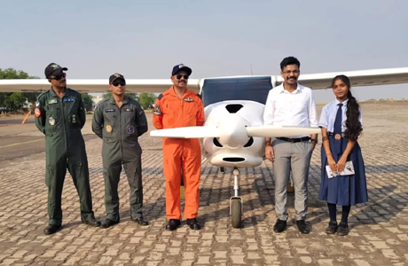 सक्ति जिले के 24 होनहारों ने लिया फाइटर प्लेन के कॉकपिट का अनुभव
