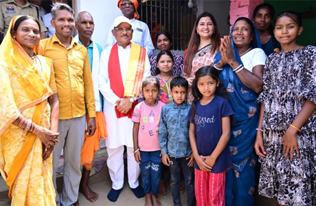 मोहन मरावी के आग्रह पर सीएम साय ने कराया पीएम आवास में गृह प्रवेश
