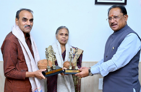 गोडबोले दंपति ने जनजातीय समाज को समर्पित किए जीवन के चार दशक : मुख्यमंत्री