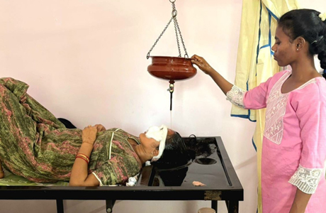 आयुष स्पेशालिटी क्लिनिक : शिरोधारा से मिली पुराने माइग्रेन से मुक्ति