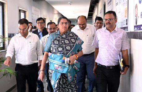 नगरीय प्रशासन विभाग की सचिव शंगीता पहुंची इंद्रावती भवन, किया प्रेरित