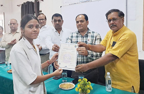 एसआर हॉस्पिटल कौशल विकास योजना के विद्यार्थियों को मिले सर्टीफिकेट