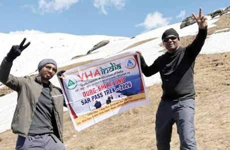 सिद्धांत और गिडियन ने फतह किया हिमालय का 13,800 फीट ऊंचा सारपास ट्रेक