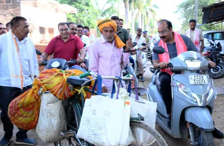स्कूटी पर निकले उप मुख्यमंत्री साव, नगर भ्रमण कर विकास कार्यों का लिया जायजा