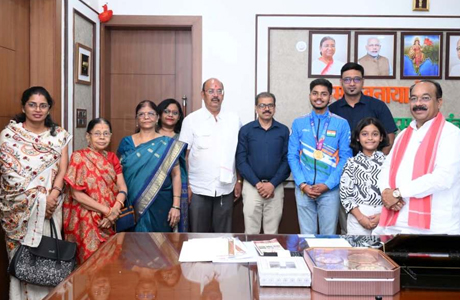 उप मुख्यमंत्री अरुण साव से अंतरराष्ट्रीय शूटर दिव्यांशु ने की मुलाकात
