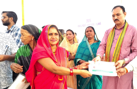 सुशासन तिहार के शिविर में सविता को स्वास्थ्य मंत्री ने सौंपा आयुष्मान कार्ड