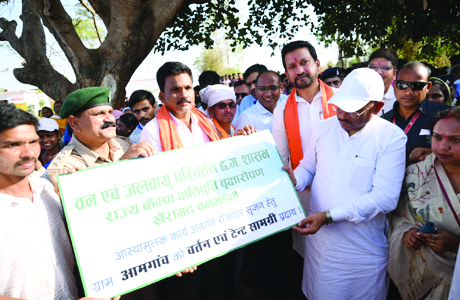 मुख्यमंत्री साय ने समाज प्रमुख को सौंपे टेंट एवं बर्तन, ग्राम आमगांव में बढ़ेगा रोजगार
