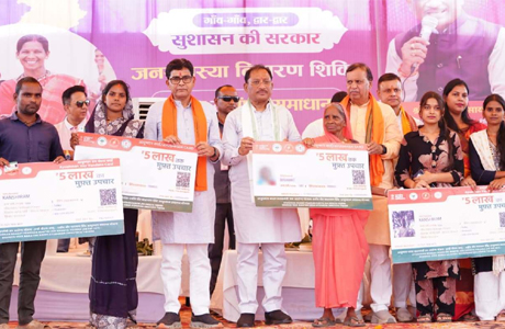 मुख्यमंत्री विष्णु देव साय ने हितग्राहियों को वितरित किए आयुष्मान कार्ड