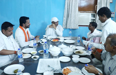 मुख्यमंत्री साय ने बैगा समाज के साथ किया सामूहिक भोजन, किया संवाद