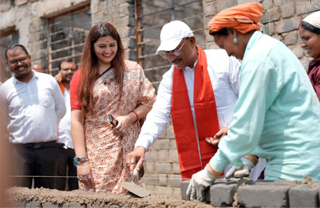 निर्माण स्थल पर मुख्यमंत्री का श्रमदान : श्रमिक बहनों के साथ की ईंट जोड़ाई