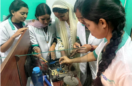 इलेक्ट्रीशियन ट्रेड में आगे आने लगी युवतियां, कोनी में 20 ने लिया प्रशिक्षण