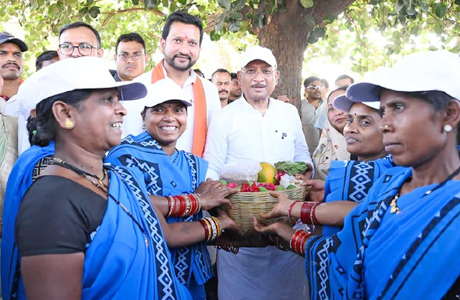 सरोधी की महिला स्व सहायता समूह ने मुख्यमंत्री को भेंट की स्थानीय उत्पादों की टोकरी