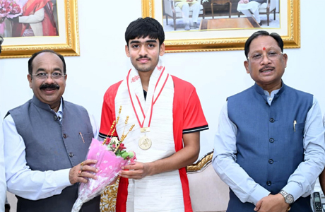 अंडर-18 एशिया कप विजेता हॉकी खिलाड़ी अवि को मुख्यमंत्री साय ने दी बधाई