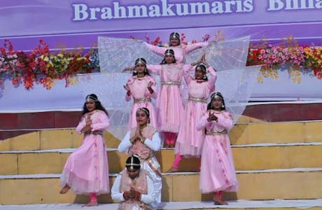 ब्रह्मकुमारियों ने राजेश पटेल स्पोर्ट्स काम्पलेक्स में किया योगाभ्यास