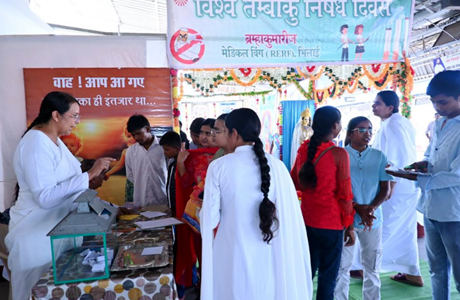 ब्रह्मकुमारीज ने रेलवे स्टेशन पर लगाई व्यसनमुक्त आध्यात्मिक प्रदर्शनी