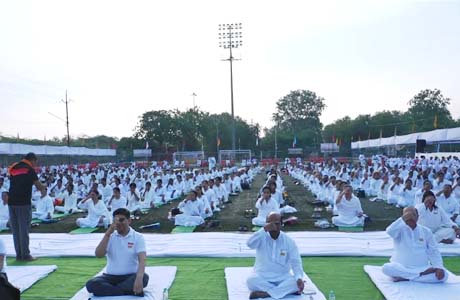 ब्रह्मकुमारियों ने राजेश पटेल स्पोर्ट्स काम्पलेक्स में किया योगाभ्यास