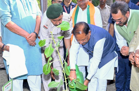 ‘एक पेड़ माँ के नाम’ : मुख्यमंत्री साय ने राजीव वन में लगाया बरगद का पौधा