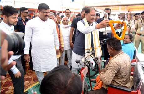 मुख्यमंत्री ने थामा हाथ, दिव्यांग हितग्राही की जिंदगी में लौटी उम्मीद की रौशनी