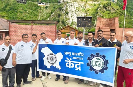 भिलाई चेम्बर ने एलओसी जीरो पॉइंट जम्मू के टिटवाल में मनाया योग दिवस