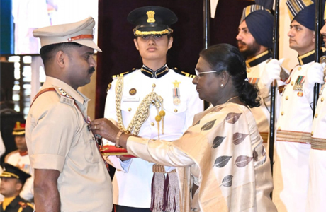 वित्त मंत्री शौर्य चक्र से सम्मानित छत्तीसगढ़ पुलिस के जांबाजों को दी बधाई