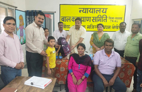 रायगढ़ में समुदाय-आधारित फोस्टर केयर के तहत बालक को मिला घर
