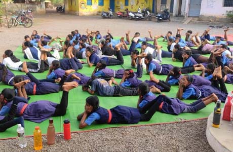 अंतर्राष्ट्रीय योग दिवस पर पार्रीकला में कांफ्लुएंस कॉलेज ने किया योगाभ्यास