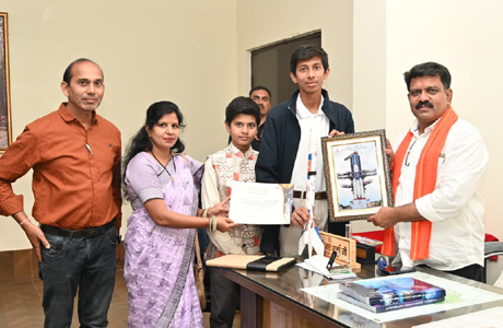 ISRO के "युविका" के लिए चयनित अभिषेक ने की उप मुख्यमंत्री ने दी बधाई