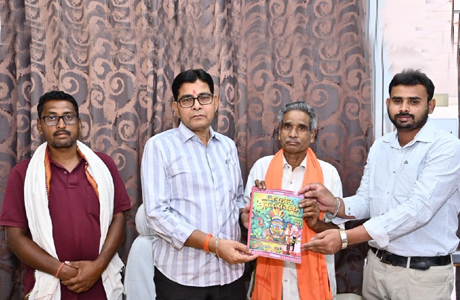 डॉ लोकेश की पुस्तक "बिरहोर जननायक" का उच्च शिक्षा मंत्री ने किया विमोचन