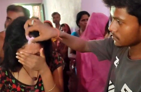 हम उम्र सगी मौसी से चल रहा था इश्क, गांव वालों ने करा दी शादी