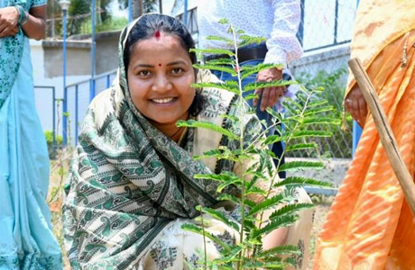समाज कल्याण मंत्री लक्ष्मी ने लगाए आम और अमरूद के पौधे
