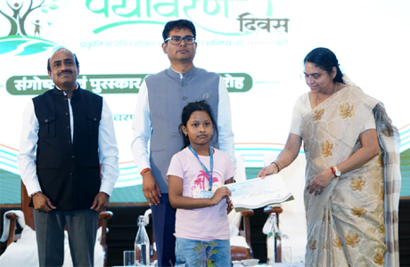 पर्यावरण चित्रकला प्रतियोगिता के विजेताओं को वित्त मंत्री चौधरी ने किया सम्मानित