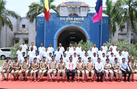 33 प्रशिक्षु उप पुलिस अधीक्षकों के बुनियादी प्रशिक्षण सत्र में शामिल हुए गृहमंत्री