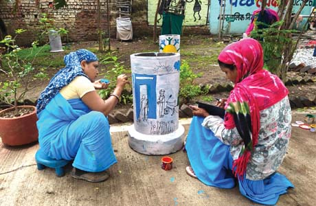 मणीकंचन महिला समूह बना रही कूड़े से सजावटी वस्तुएं, लोग हैरान