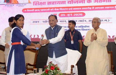 मेधावी छात्रा महेश्वरी को मुख्यमंत्री साय के हाथों मिली 2 लाख रुपये की सहायता