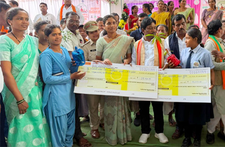 तेंदूपत्ता संग्राहक परिवारों की रुद्राणी और डालेश्वरी ने बढ़ाई अंचल की शान