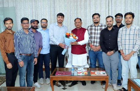 UPSC Prel. क्रैक करने वाले ट्राइबल यूथ हॉस्टल के 13 विद्यार्थियों से मिले मुख्यमंत्री