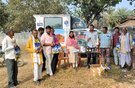एक कॉल पर घर पहुंच रही पशु चिकित्सा सेवा, ग्रामीणों लिए बनी वरदान