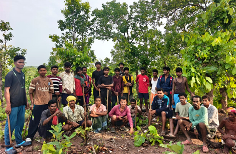 नेतानार में युवाओं ने श्रमदान कर हटाई जहाज लाटा घास, रोपेंगे उपयोगी पौधे