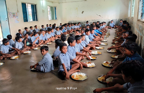 324 स्कूलों में 16 हजार बच्चों के लिए हुआ ‘न्योता भोज’ का महाआयोजन